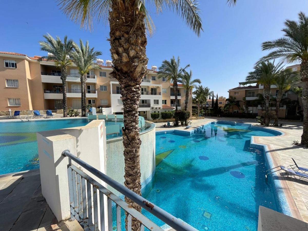 Iris Village Grand Apartment Paphos ภายนอก รูปภาพ