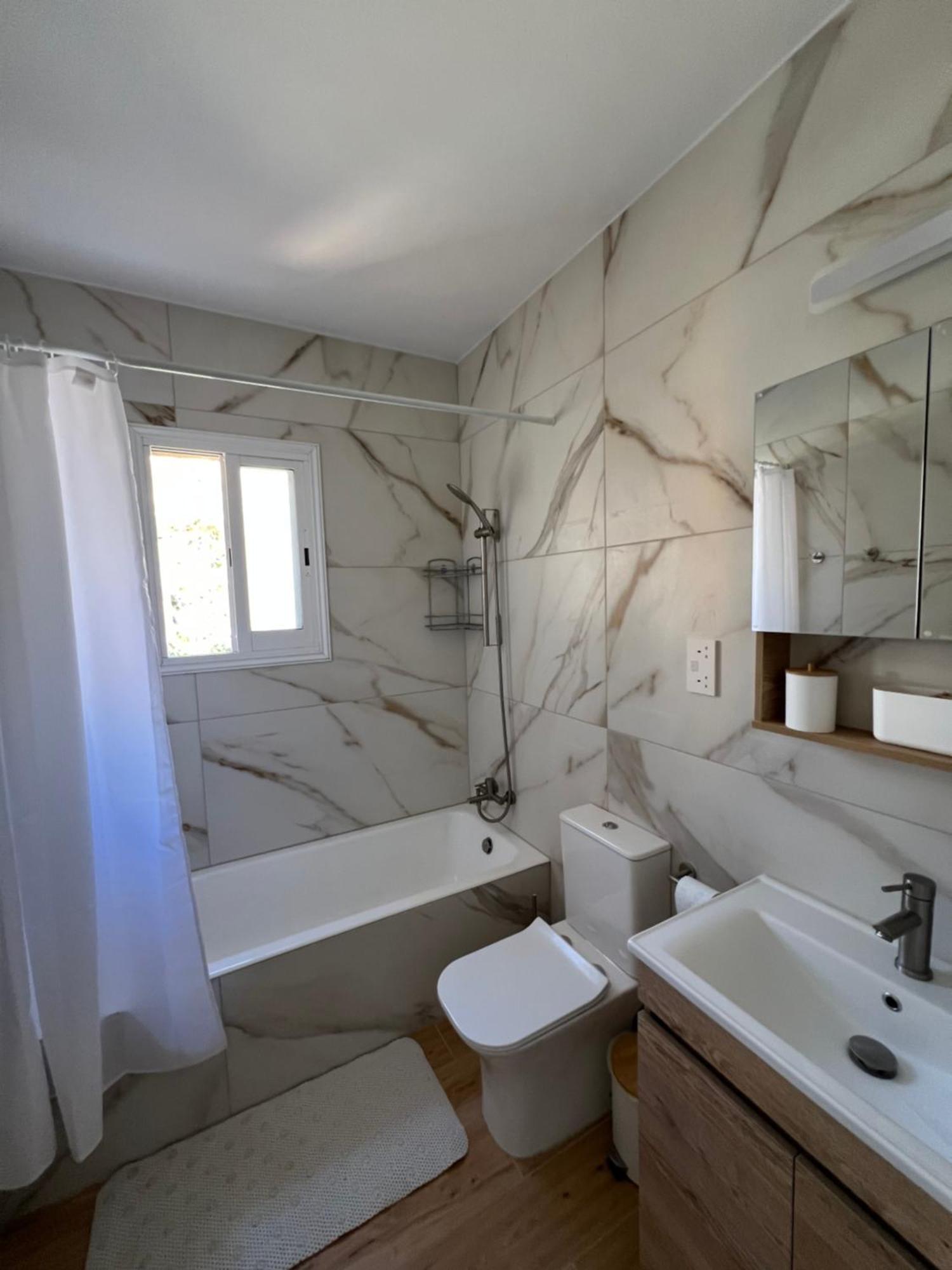 Iris Village Grand Apartment Paphos ภายนอก รูปภาพ