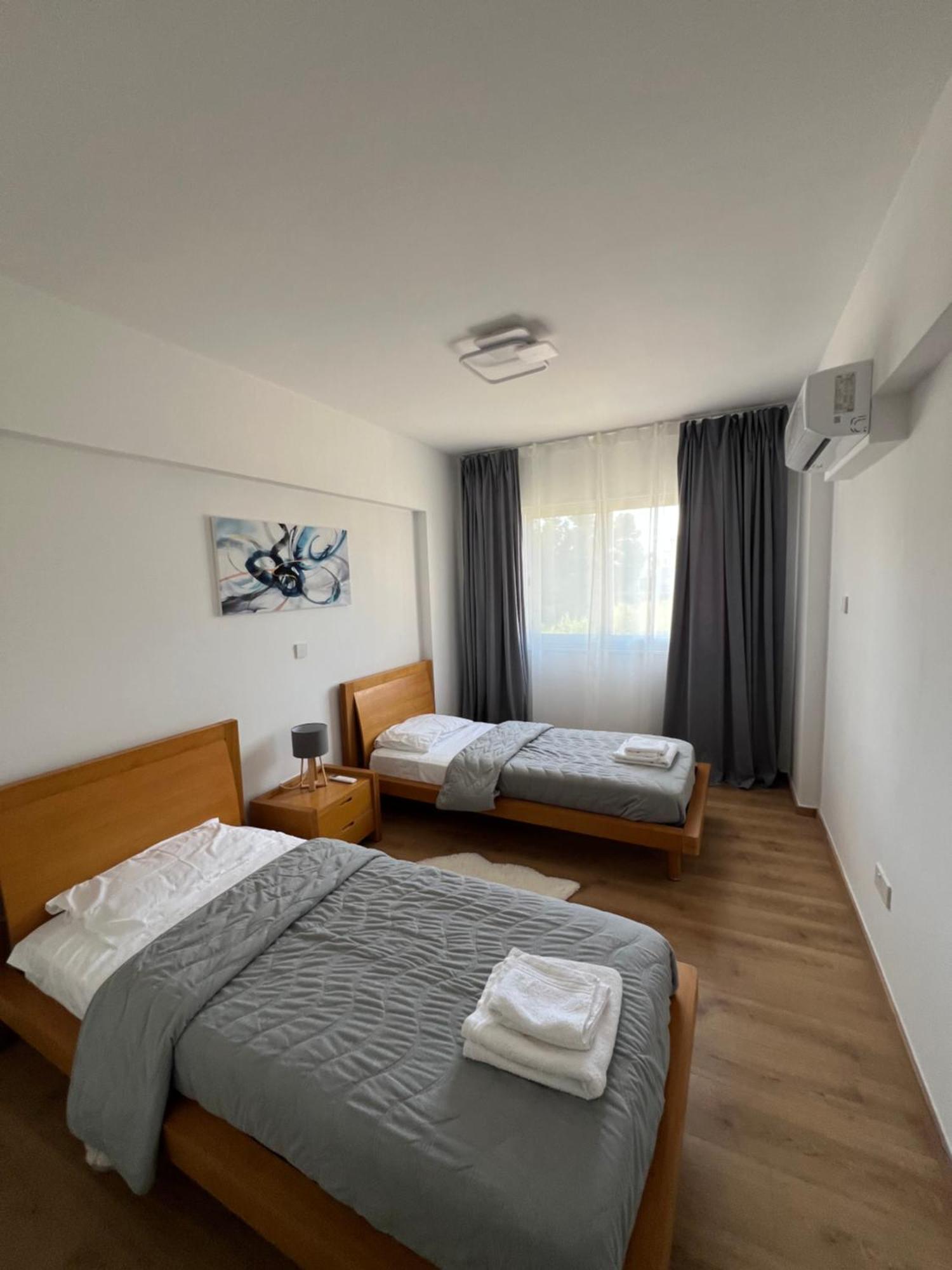 Iris Village Grand Apartment Paphos ภายนอก รูปภาพ