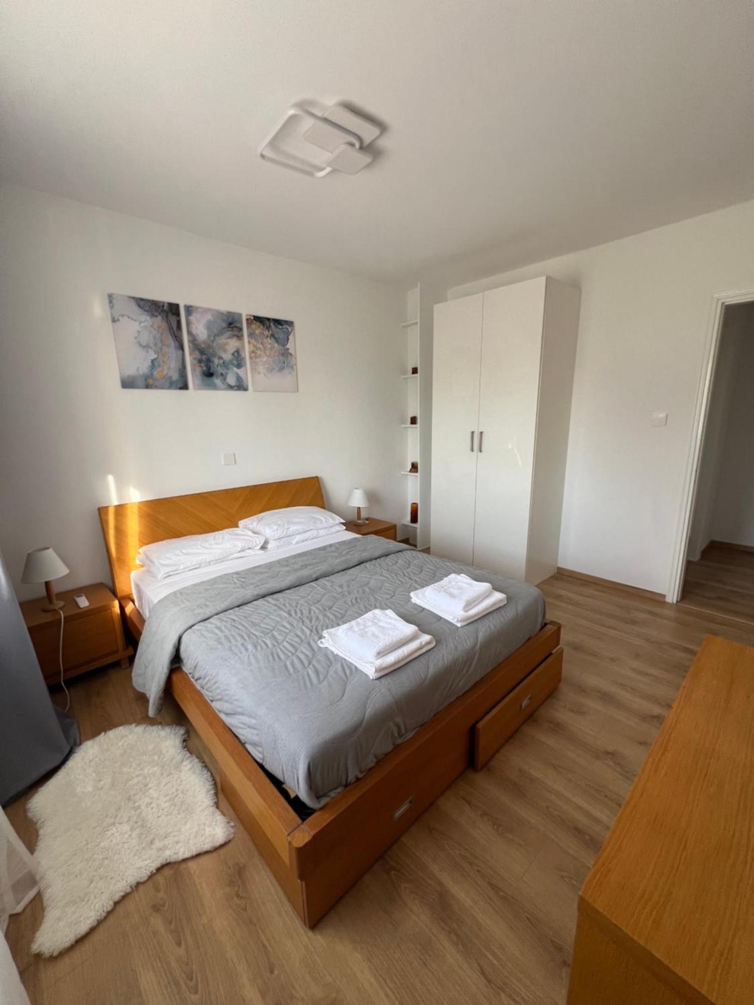 Iris Village Grand Apartment Paphos ภายนอก รูปภาพ